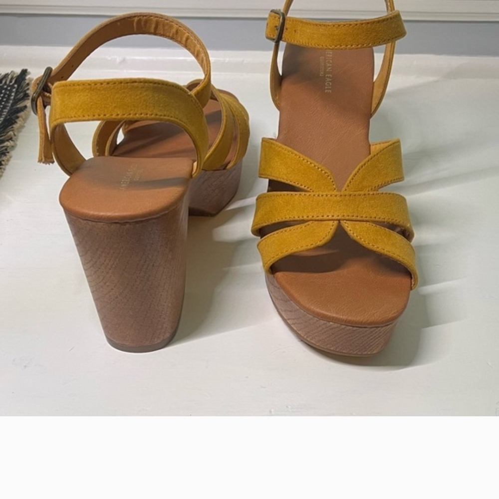 NWOT Chic American Eagle Yellow Platform Sandals